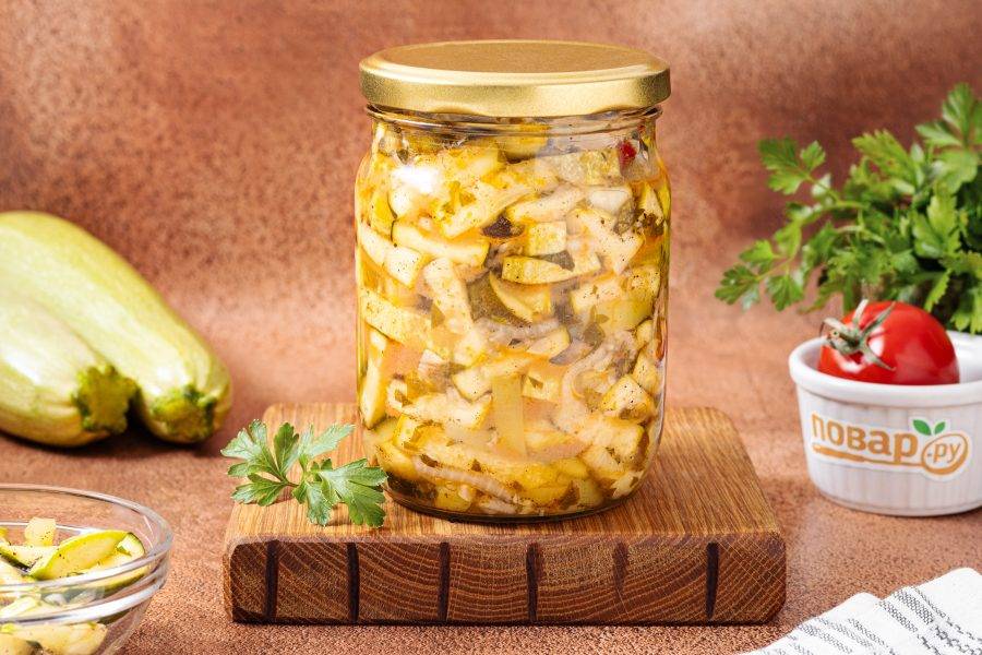 Закуска из кабачков на зиму готова.