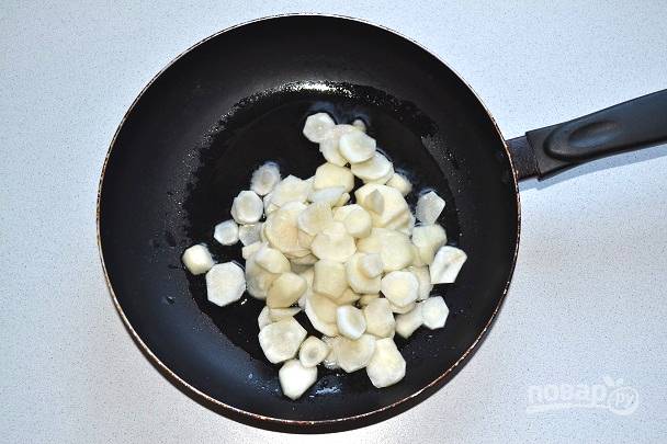 Разогрейте в сковороде растительное масло и выложите топинамбур.