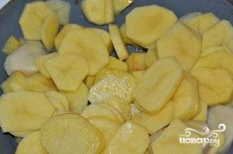 Картофель вымыть, почистить и нарезать кружочками толщиной примерно 0,5 сантиметра. 