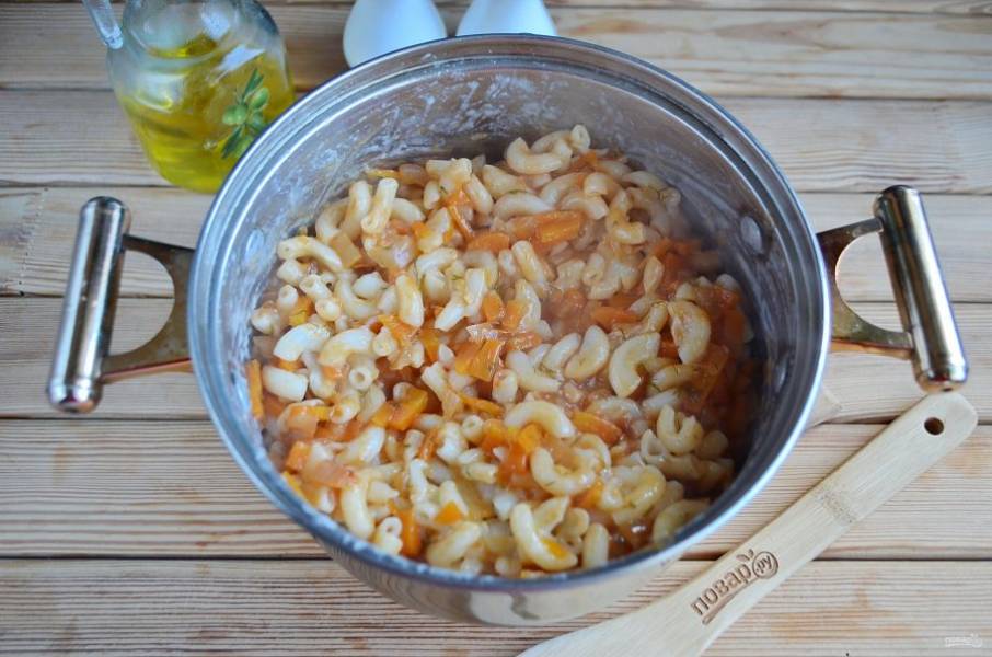 Отварите макароны согласно инструкции, воду слейте. Перемешайте макароны с томатным соусом.
