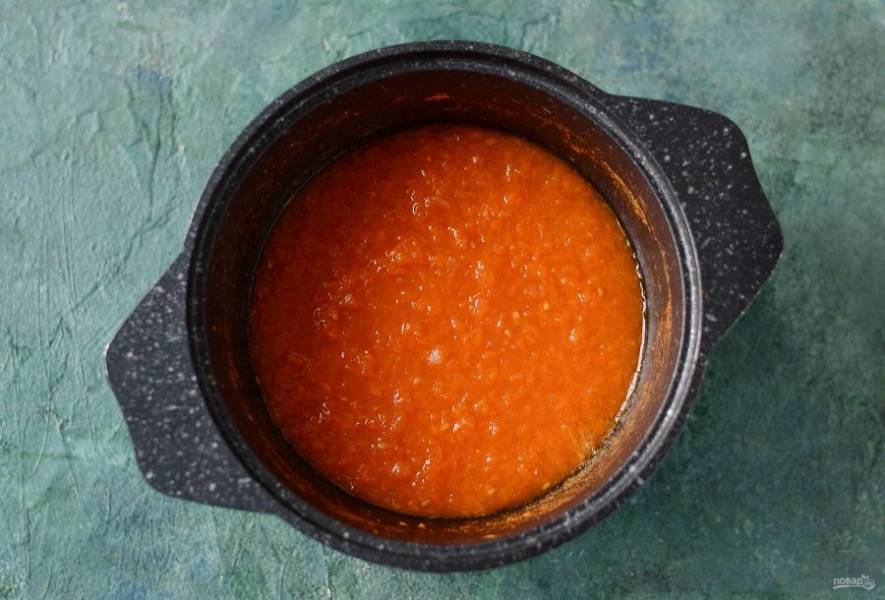 Переложите лук и помидоры в кастрюлю. Доведите смесь до кипения и варите 15-20 минут.
