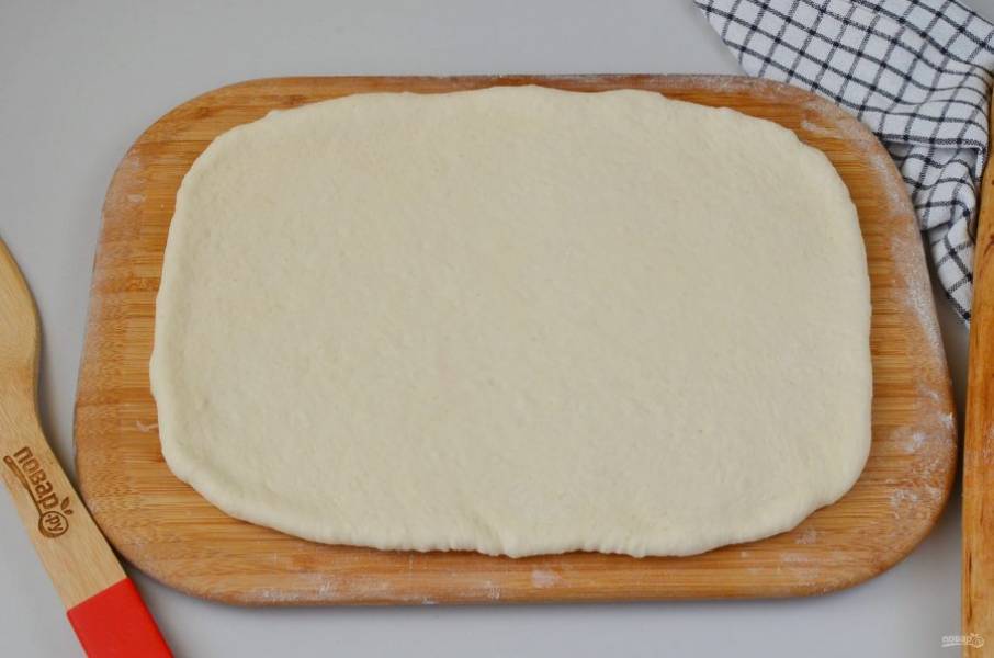 Раскатайте белое тесто в прямоугольник, ориентируясь на размеры своей формы для хлеба.