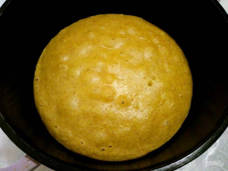 Готовьте алжирский пирог на слабом огне под крышкой в течение 7-10 минут. После чего, убедившись, что верх "схватился", снимите пирог с плиты и аккуратно переверните при помощи тарелки.