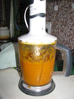 2. Измельчаем абрикосы в блендере до состояния пюре. Количество абрикосов и сахара можно отмерять любыми порциями (равное количество стаканов, мисок и т.п.).