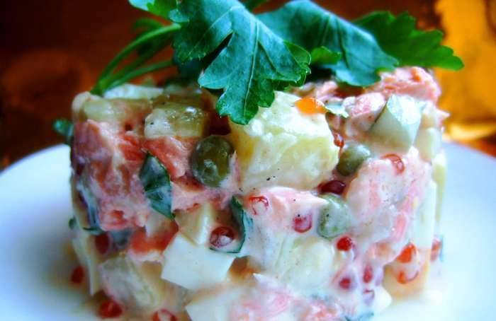 Смешайте все ингредиенты в большой емкости. Заправьте салат майонезом, посолив и поперчив его по вкусу. Приятного аппетита!