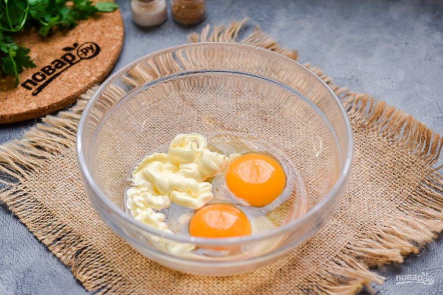 В миску вбейте куриные яйца, добавьте майонез.