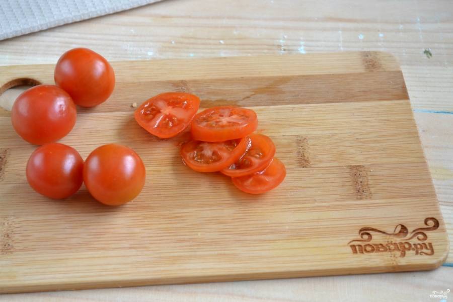 Помидоры тоже порежьте нетолстыми кружками. Слишком много помидоров брать не нужно, они не должны быть в основе вкуса, их задача - придавать пицце легкую кислинку и аромат.