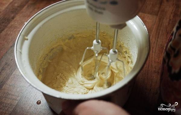 Теперь приготовьте тесто. Стакан воды замешайте с мукой и яйцом. Можно делать это миксером, а можно и ложкой. Потом оставьте тесто под полотенцем на 40 минут.