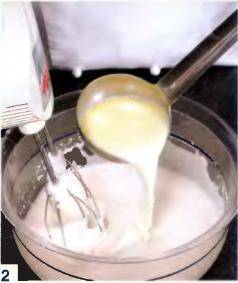Яйца взбить в пену. Аккуратно влить
в миску со взбитыми яйцами молочную смесь. Размешать.