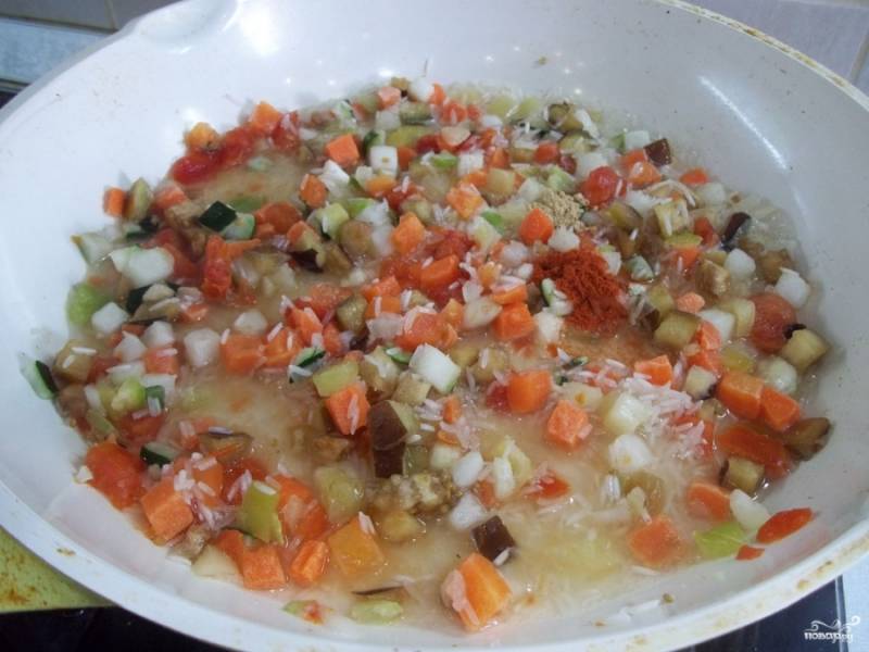 На сковороду с небольшим количеством масла отправьте овощи. Протушите их 2 минуты.