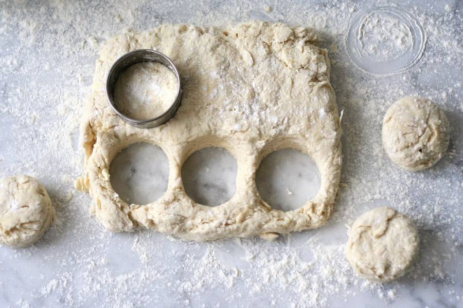 2. Из этого теста раскатаем лепешку. Формочкой или стаканом выдавливаем одинаковые кругляши - будущие печеньки.