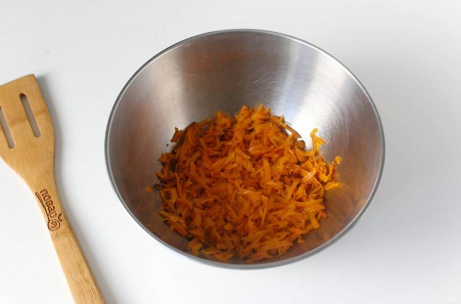 Морковь натрите на мелкой терке и потушите с добавлением масла до мягкости. Затем переложите в глубокую миску и дайте немного остыть.