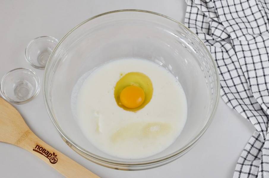 В кефир (комнатной температуры) добавьте яйцо, сахар и соль. Перемешайте. Если кефир домашний (самоквас), то в нем достаточно кислот, чтобы погасить соду. Если магазинный, то я рекомендую добавить в него ложечку уксуса.