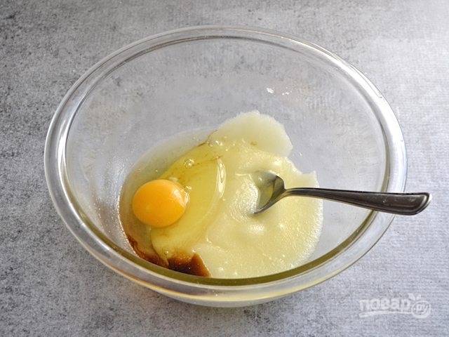 3.	Добавьте к сладкой масляной смеси яйцо и ванильный экстракт.