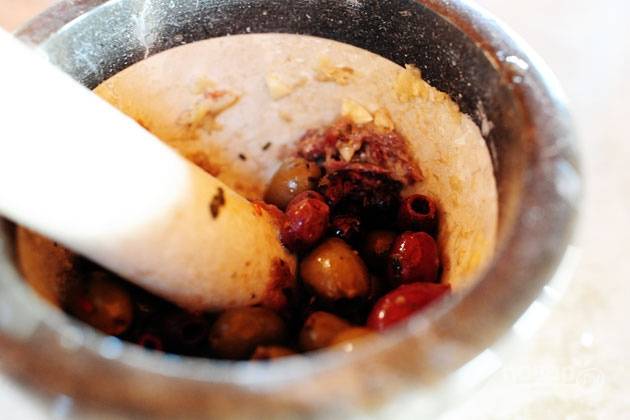 1. Смешайте в чаше анчоусы, маслины и чеснок, измельчите все при помощи ступки.