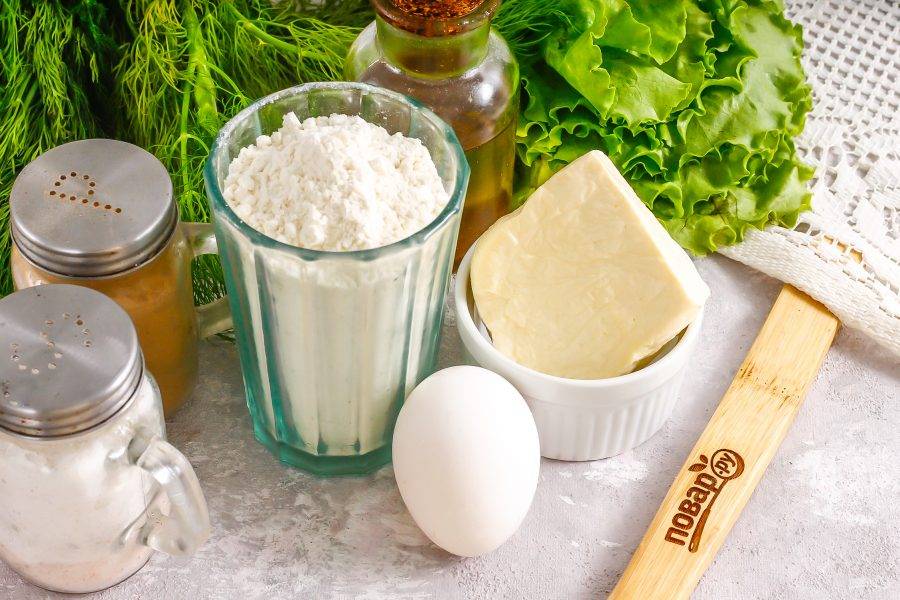 Подготовьте указанные ингредиенты. Обязательно попробуйте брынзу на вкус, чтобы знать, какое количество соли добавить в тесто.