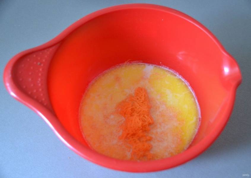 В емкость для замешивания теста влейте теплую воду, молоко, добавьте растопленное сливочное масло, соль, сахар (белый, 30 грамм). добавьте морковь.
