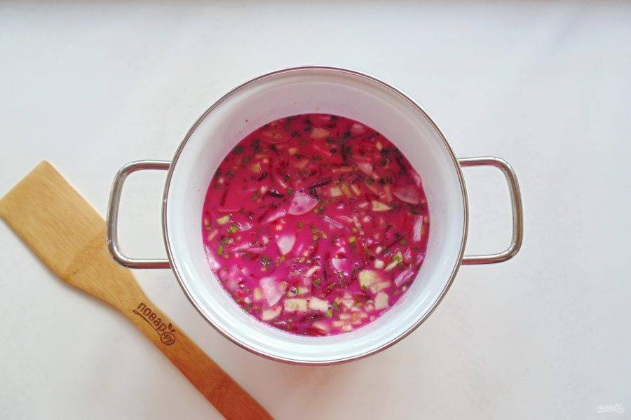 Налейте в суп кефир и воду. Посолите, добавьте лимонную кислоту по вкусу и перемешайте. 