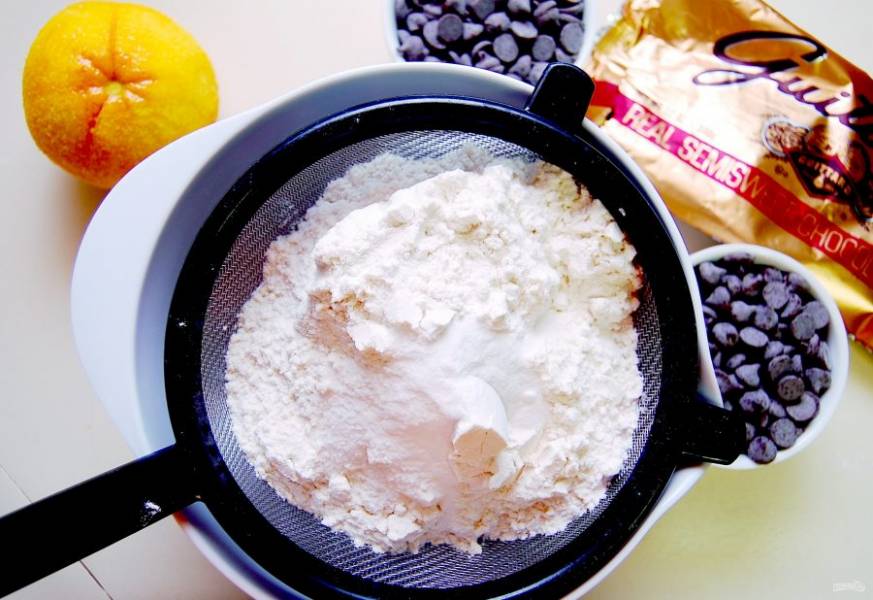 Просейте в одну миску муку, соль и соду. В другой посуде взбейте молоко, яйца, ванильный экстракт, желток и цедру.