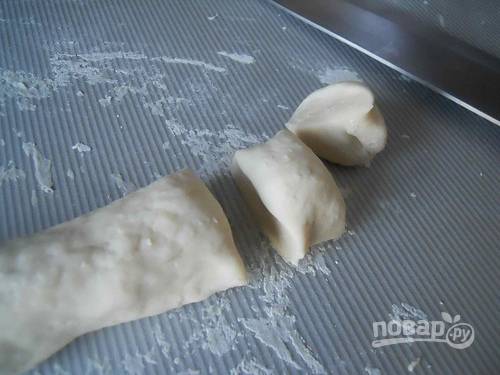 2.	В миску налейте воду, доведите ее до кипения и добавьте соль, затем — 120 грамм муки, энергично перемешивайте ложкой, затем порционно подсыпайте оставшуюся муку. Замесите тесто и оберните пленкой, оставьте на 10 минут. Разделите его на части и сверните колбаску, затем нарежьте ее кусочками.