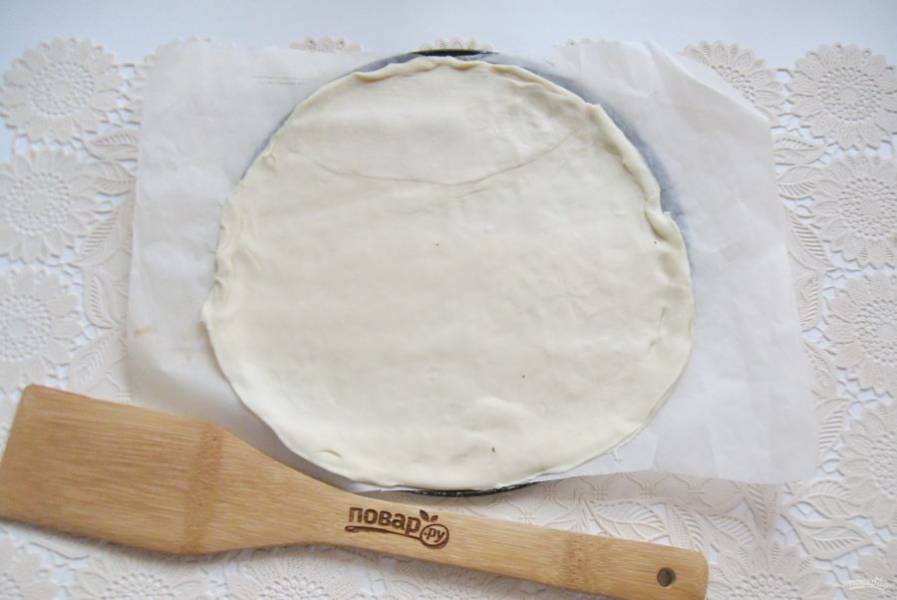 Слоено-дрожжевое тесто немного раскатайте и выложите в форму. Или на дно разъемной формы.