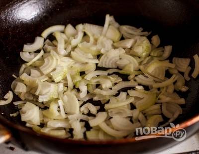5. Выложите мясо к грибам, а на сковороду отправьте измельченный лук. Обжарьте 3-4 минуты на среднем огне, помешивая. После можно вернуть на сковороду свинину и грибочки. 