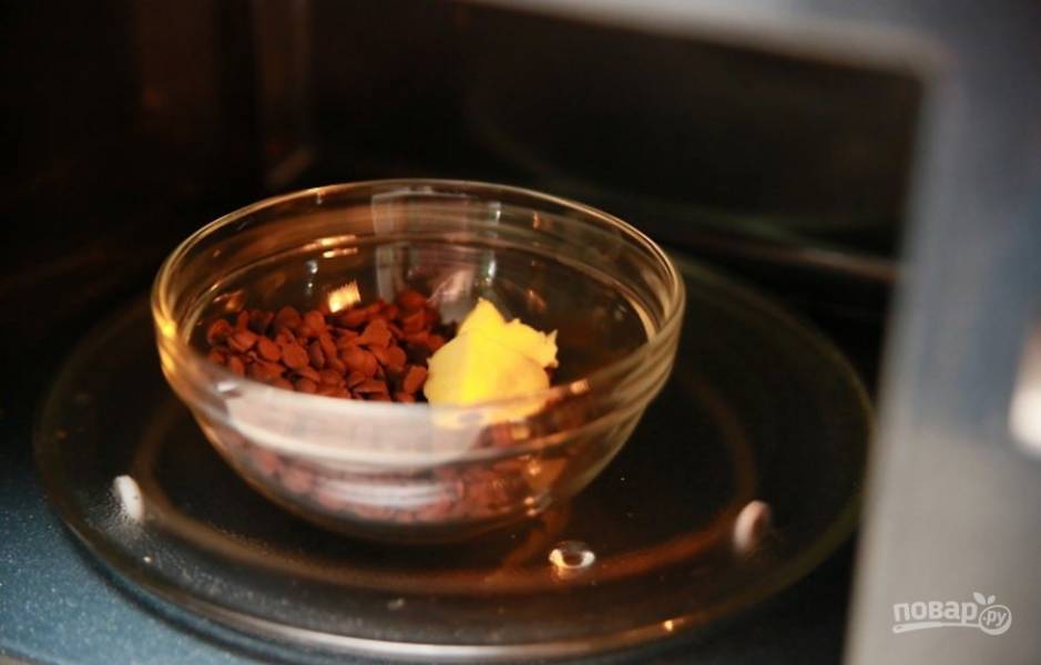 1. Поставьте шоколадные капельки с маслом в одной емкости в микроволновку на 20-30 секунд, чтобы шоколад расплавился.