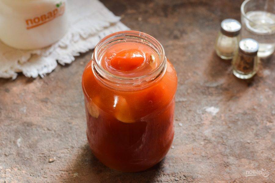 Залейте томатом помидоры.