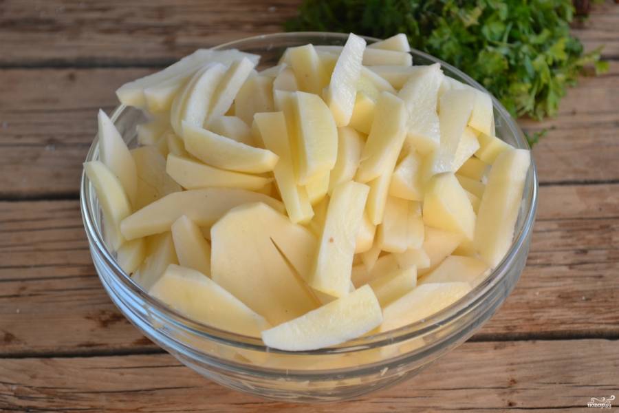 Нарежьте картофель тонкой соломкой. Так она быстрее приготовится и будет очень аппетитной на вид.