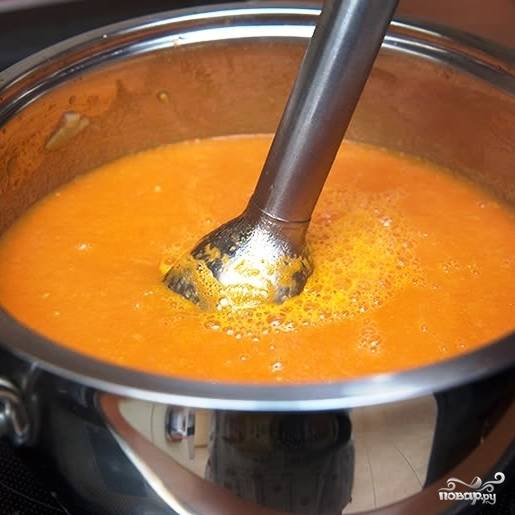 Затем суп при помощи блендера доводим до однородной консистенции, солим-перчим, ставим на огонь, прогреваем - и суп готов.