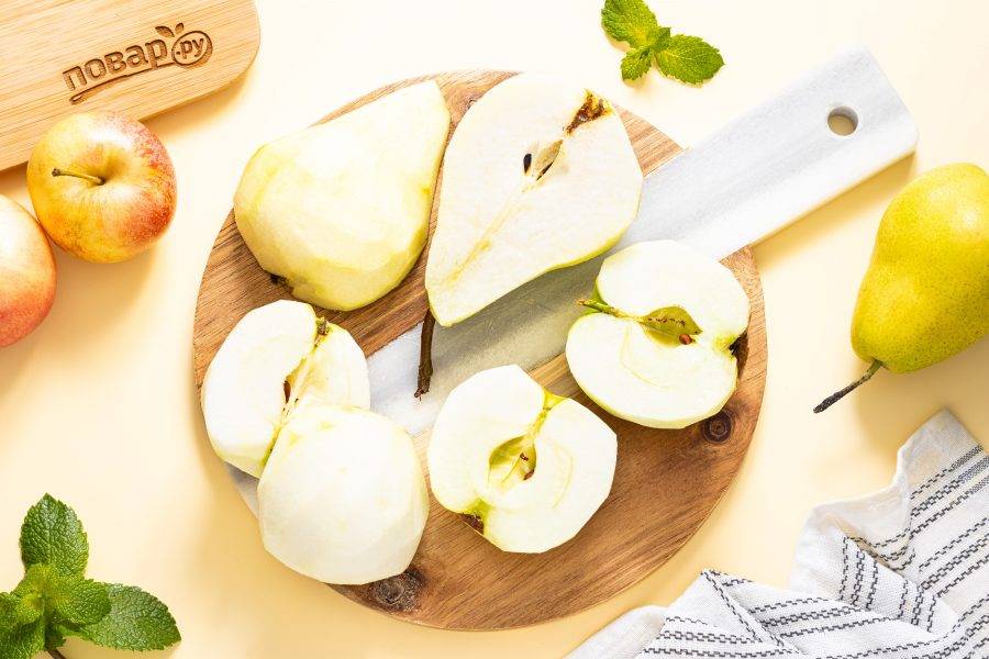 Груши и яблоки хорошо помойте, очистите от кожуры. Разрежьте пополам.
