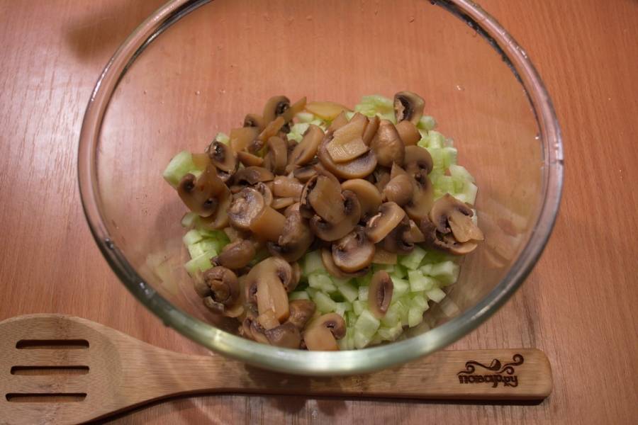 Маринованные грибы (у меня домашние шампиньоны) нарежьте на кусочки. Добавьте в салатник.