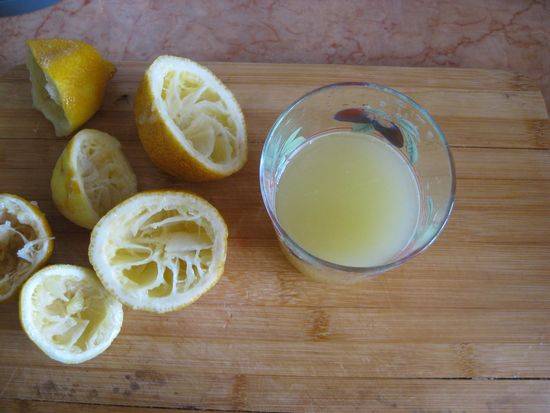 7. Пока корж окончательно остынет, можно заняться кремом. Выжмите сок лимонов.