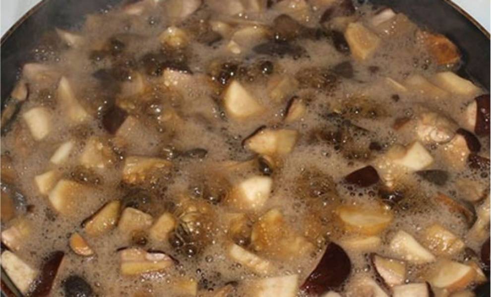 3. Разогреваем сковороду с растительным маслом (не жалейте масла, его должно быть ну очень много). Выкладываем на сковороду грибы, накрываем крышкой и тушим 30 минут.