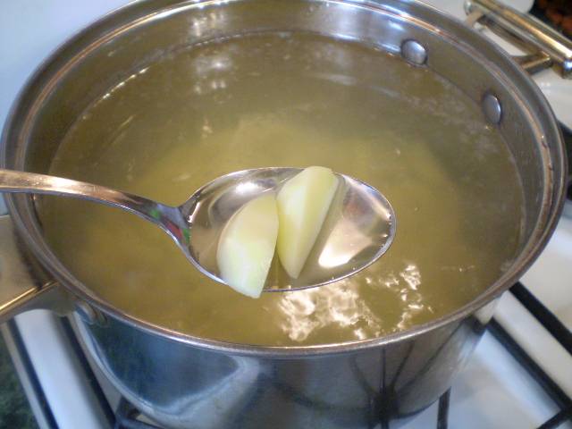 Бросьте картофель вариться в кипящую соленую воду. Варите 10 минут.