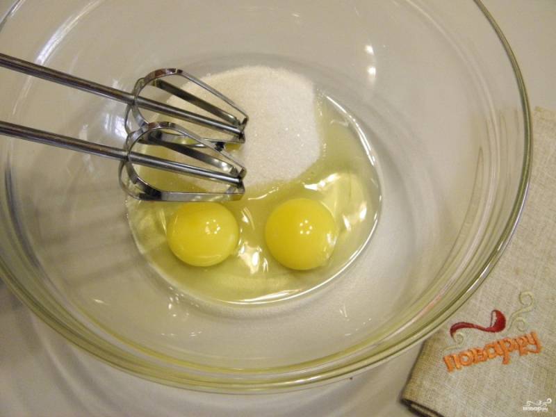 Когда тыква будет готова, остудите ее немного. Делаем тесто. Яйца взбейте миксером с сахаром до белой пены, масса должна увеличится в объеме раза в три, не меньше.