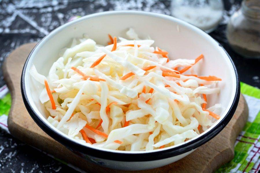 Смешайте капусту с морковкой, сложите в эмалированную или стеклянную посуду.