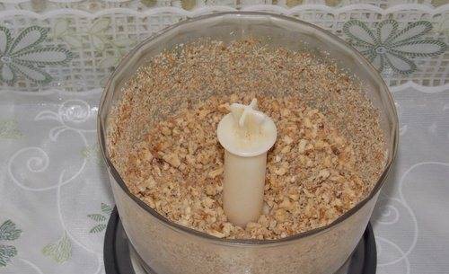Орехи грецкие измельчаем в крошку в блендере.