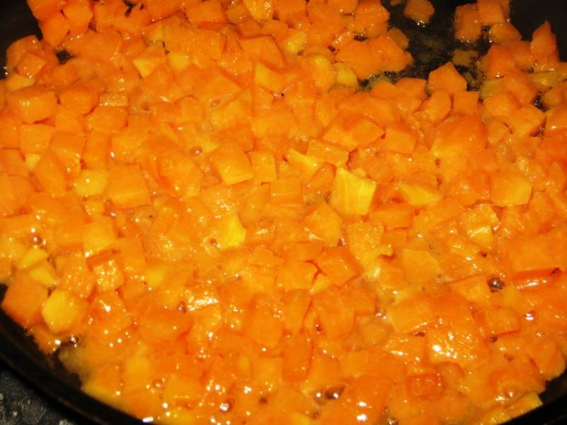 4. И морковь (до полной готовности). Затем овощи поместите в чашу блендера и туда же отправьте печень.