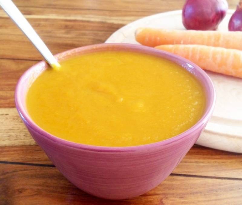 8. Готовый суп из моркови надо взбить блендером и подавать с зеленью и сметаной. Приятного аппетита!