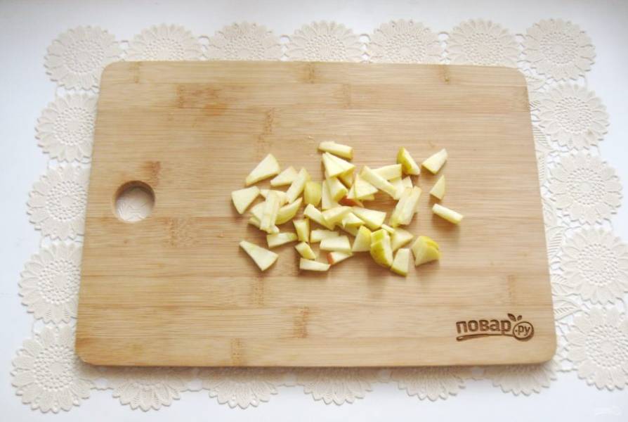 Нарежьте яблоки небольшими кусочками.