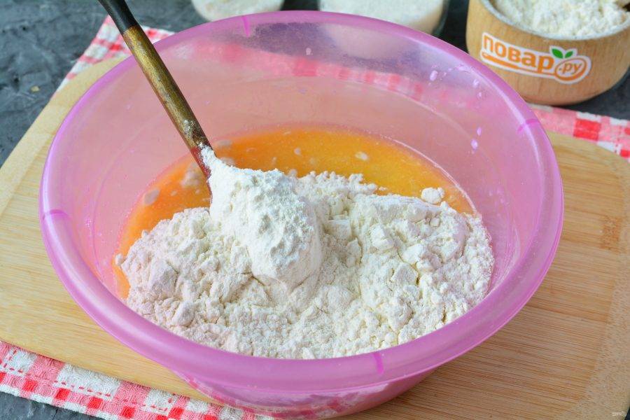 Влейте в тесто растопленное остывшее сливочное масло, влейте взболтанное куриное яйцо. Всыпьте щепотку соли и просеянную пшеничную муку.