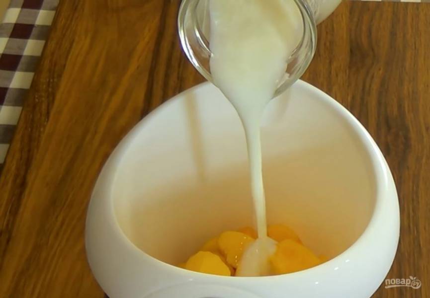 2. Сложите очищенные и нарезанные персики в чашу блендера, добавьте йогурт, овсянку, мед и смешайте блендером до однородного состояния.