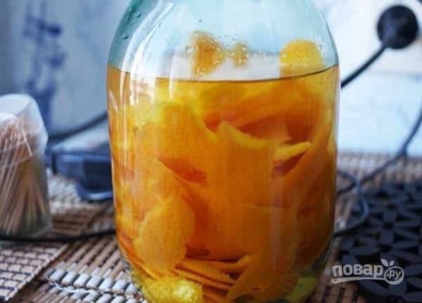 2.	Очищенные апельсины отправляю на хранение в холодильник, а водку переливаю в банку, кладу туда цедру и настаиваю напиток 7 дней. 