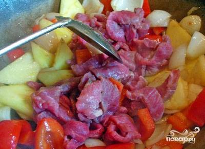 7. Добавьте в сковородку кусочки говядины, быстро вмешайте их в смесь овощей с ананасом. На быстром огне прожаривайте 7-10 минут.