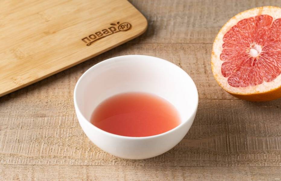Грейпфрут разрежьте пополам и выжмите сок.