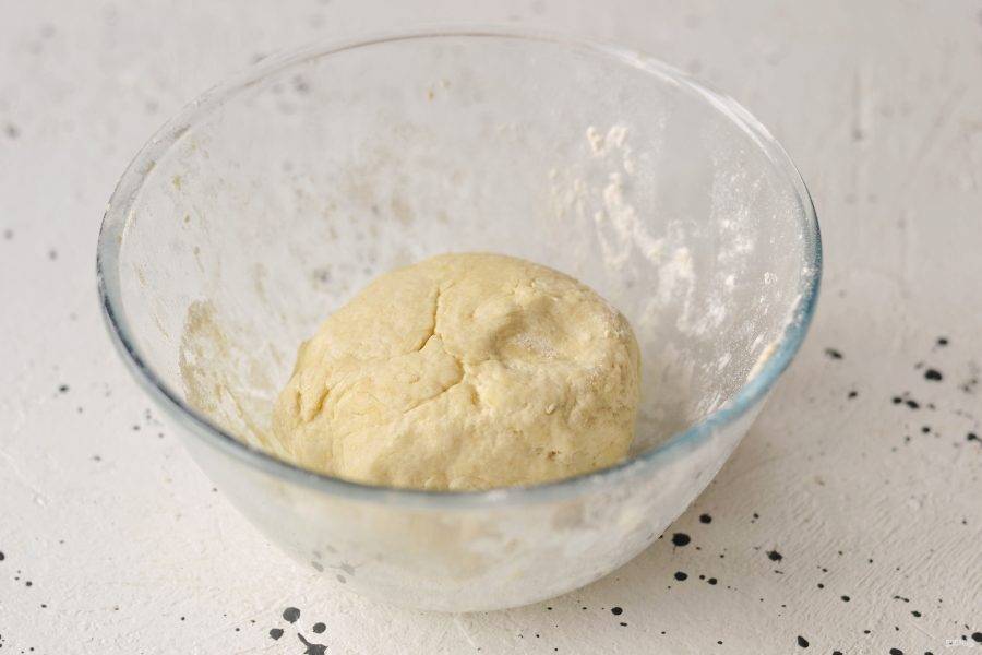 Уберите тесто в морозилку на 15-20 минут. 