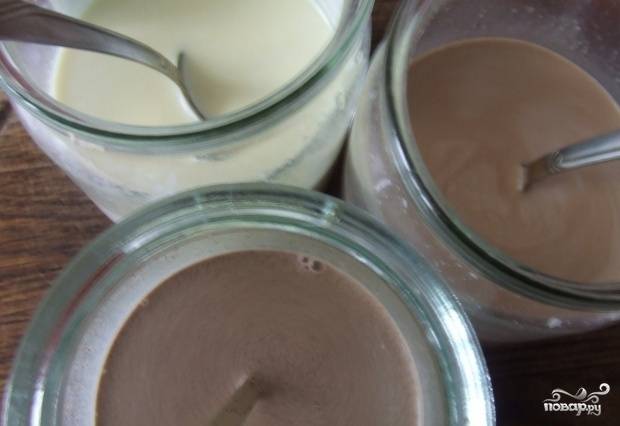 В кипящем молоке растворите шоколад. Затем добавьте желатин и каждую смесь перелейте в отдельную баночку.