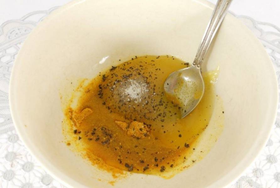 Приготовьте смесь из мёда, карри, соли, воды и перца. Всё тщательно перемешайте.