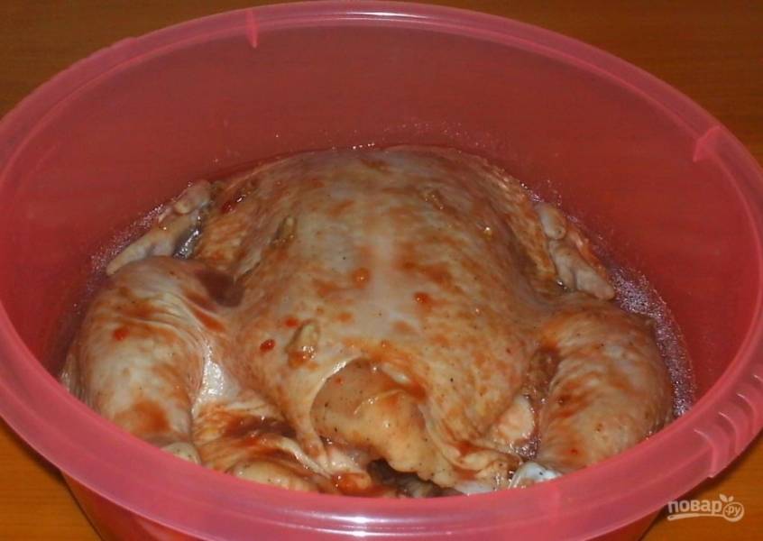 5.	Перекладываю курицу в миску и заливаю приготовленным маринадом, отправляю курицу в холодильник на 5-6 часов.